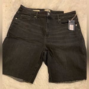 Universal threads black Bermuda shorts size 16 woman’s NWT